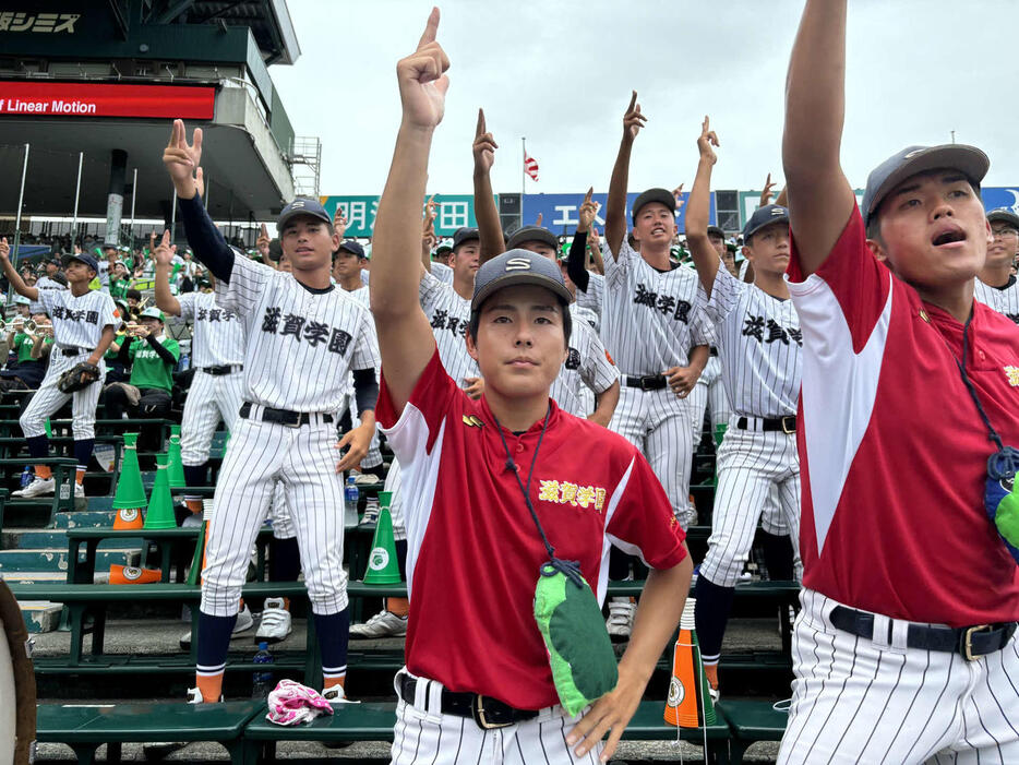 第106回全国高校選手権関連　キレキレのダンスで声援を送る滋賀学園の応援団長、荒井浩志外野手（3年）（2024年8月撮影）