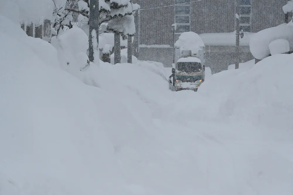 大型トラック1台が走行するのも難しいほど雪が積もっている岩見沢市内の道路＝17日午前9時35分、岩見沢市東町