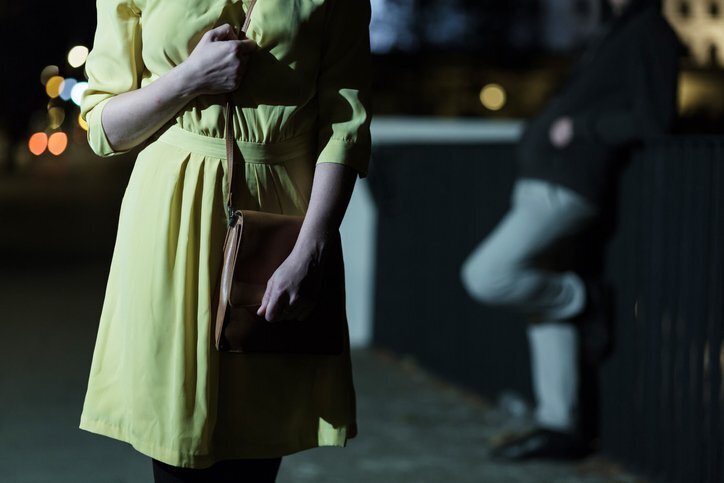 特に女性の場合、夜道の一人歩きには十分注意したい（写真はイメージ／GettyImages）