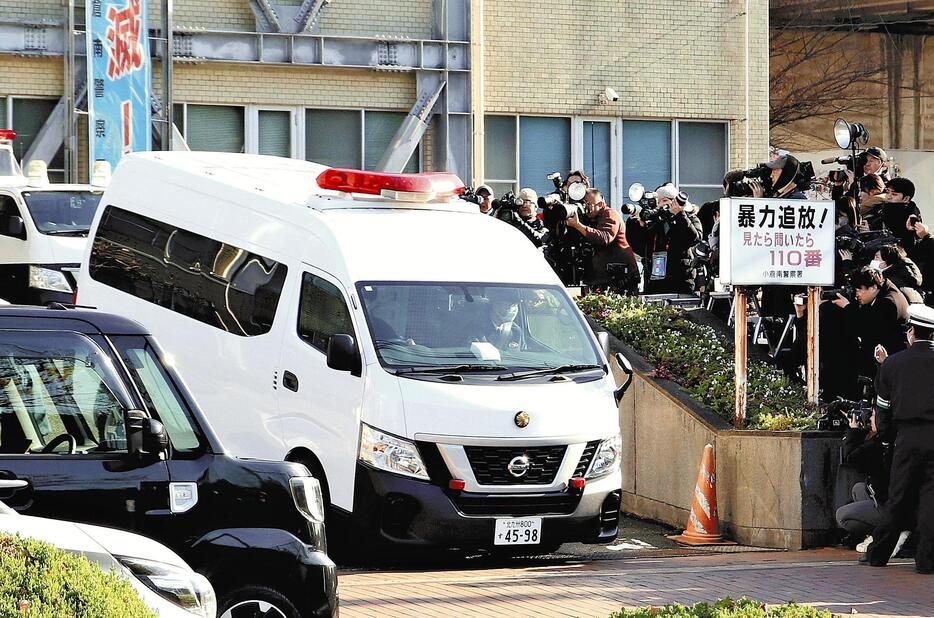 送検のため、小倉南署を出る平原容疑者を乗せた車両（20日午後、北九州市小倉南区で）＝岡林嵩介撮影