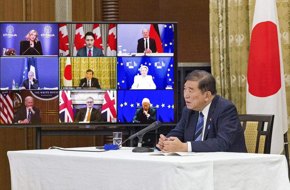 G7首脳によるテレビ会議に出席した石破首相＝14日未明、首相公邸（内閣広報室提供）