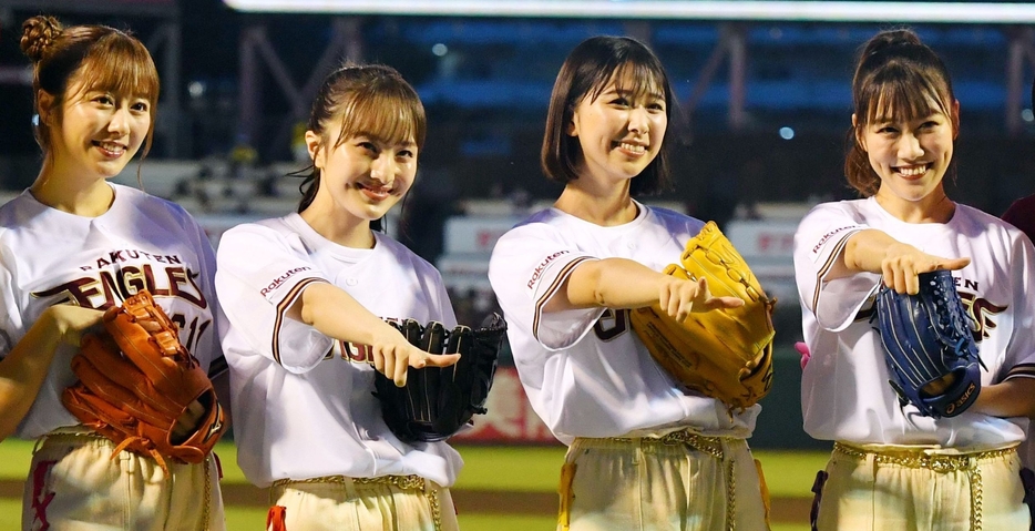 ももいろクローバーZの(左から)佐々木彩夏、百田夏菜子、玉井詩織、高城れに