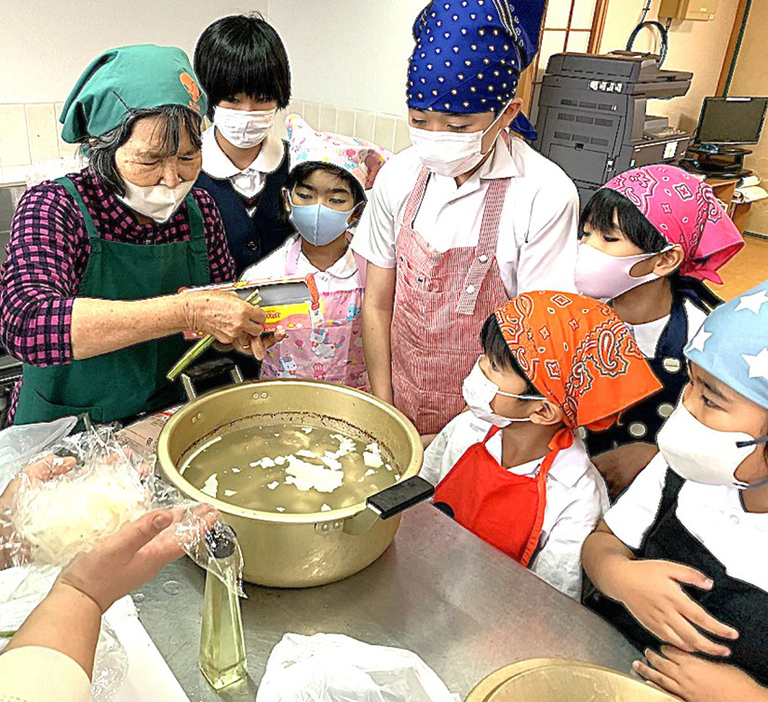 伝統食「ナリみそ・ドシバン」づくりを体験した徳之島町立山小の児童たち（提供写真）