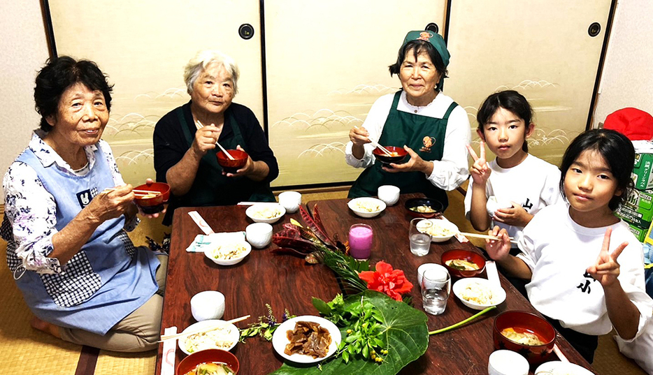 伝承者たちと「ナリみそ・ドシバン」試食交流も（提供写真）