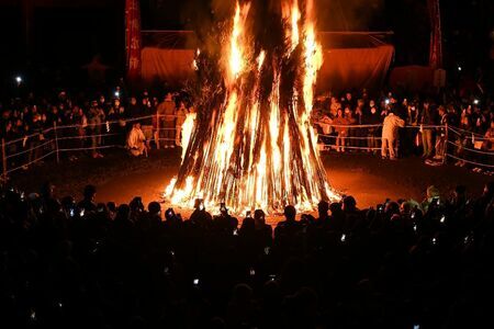 闇夜を赤く照らす御神火＝8日午後8時ごろ、鹿島市の祐徳稲荷神社