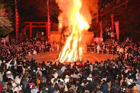 大勢の参拝客に見守られ、燃え上がる御神火＝8日午後8時ごろ、鹿島市の祐徳稲荷神社（撮影・山田宏一郎）