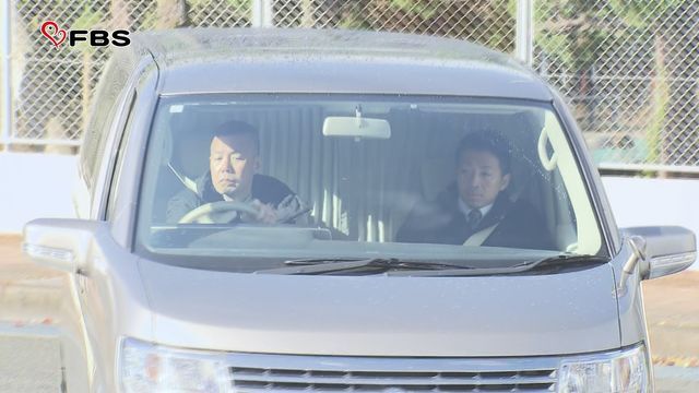 男を乗せた車（19日午前10時すぎ）