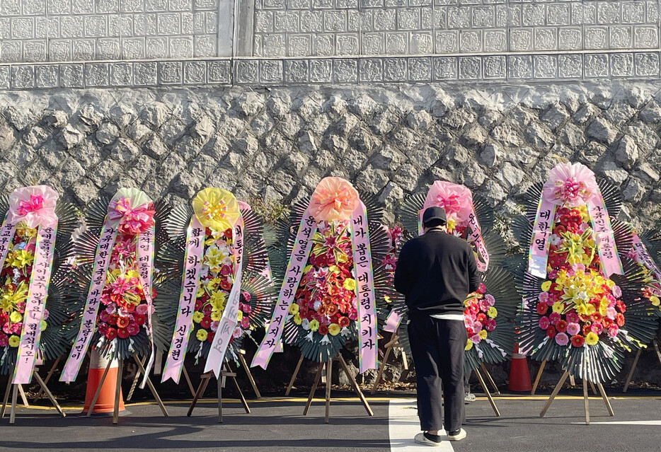 １１日、ソウルの韓国大統領府前に並べられた、尹錫悦大統領の支持者が送ったとみられる花輪