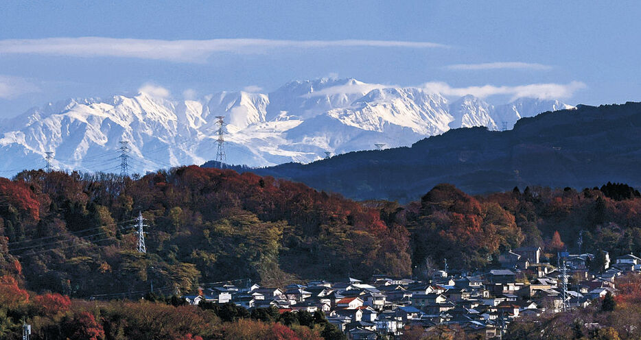 金沢の街並み越しにくっきりと浮かび上がる立山連峰＝１０日午前１０時２０分、金沢市の北國新聞会館から