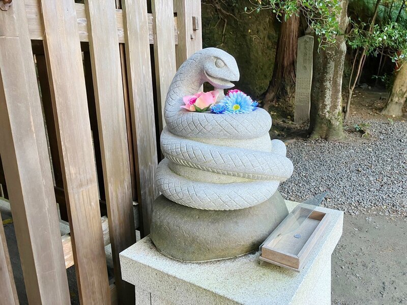 大豊神社（左京区）の狛犬（こまいぬ）ならぬ「狛巳」。もう一方には黒色の狛巳が立つ