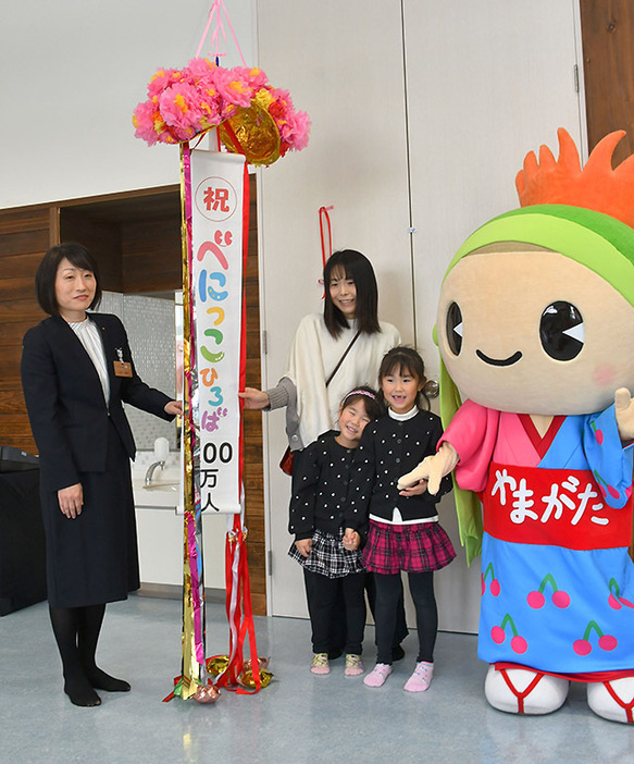 くす玉を割って、節目を祝ったセレモニー＝山形市・べにっこひろば