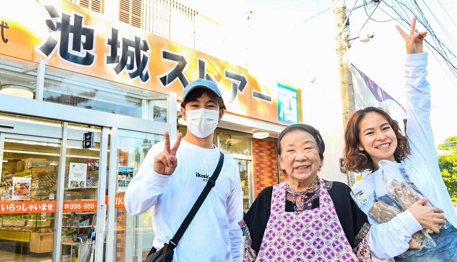 池城ストアー5代目店主の照屋朝香さん（右）、屋良朝飛さん（左）と祖母の屋良千代子さん＝25日、読谷村喜名