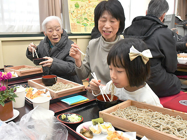 打ちたての新そばを味わう家族連れ＝天童市・高原の里交流施設ぽんぽこ