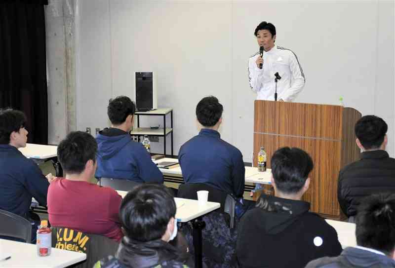 末續慎吾さんが講師を務めた陸上競技の指導力向上研修会＝7日、熊本市