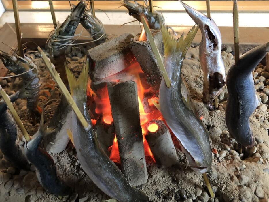 食材を炭火でじっくり焼く原始焼（写真提供＝原始焼居酒屋 市）