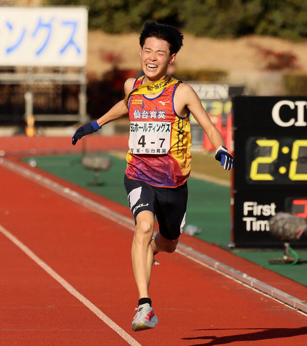 全国高校駅伝・男子の部　3位でゴールする仙台育英・森尻悠翔（撮影・加藤哉）