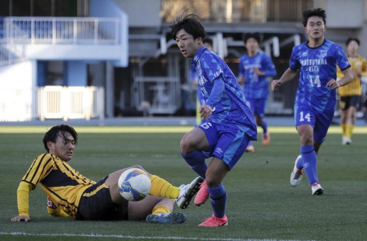 【東海大山形―松山北】後半18分、相手DFに競り勝ち、先制点を決めた松山北・川口（中央）＝U等々力