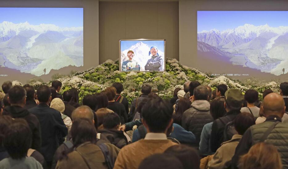 平出和也さんと中島健郎さんのお別れの会で、献花のために並ぶ人たち＝14日午後、東京都新宿区