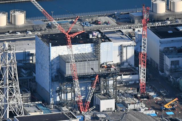 東京電力福島第一原発の2号機=2023年1月、福島県大熊町、朝日新聞社ヘリから、小玉重隆撮影