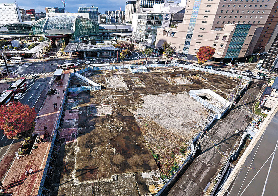 早期開発を求める声が上がっている金沢駅前の金沢都ホテル跡地＝１１月、金沢市此花町