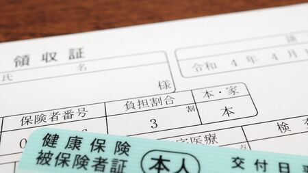 定年後に失敗しない、損しない健康保険の選び方について解説します（写真：umaruchan4678／PIXTA）