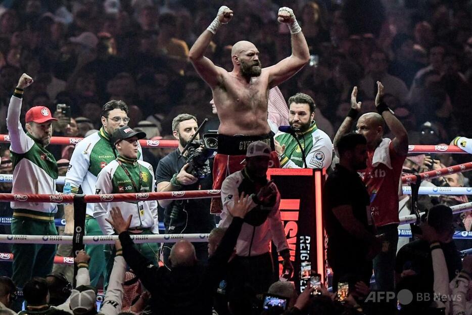 ボクシング、WBAスーパー、WBC、WBO世界ヘビー級タイトルマッチ。試合後にガッツポーズを見せるタイソン・フューリー（2024年12月21日撮影）。【翻訳編集】 AFPBB News