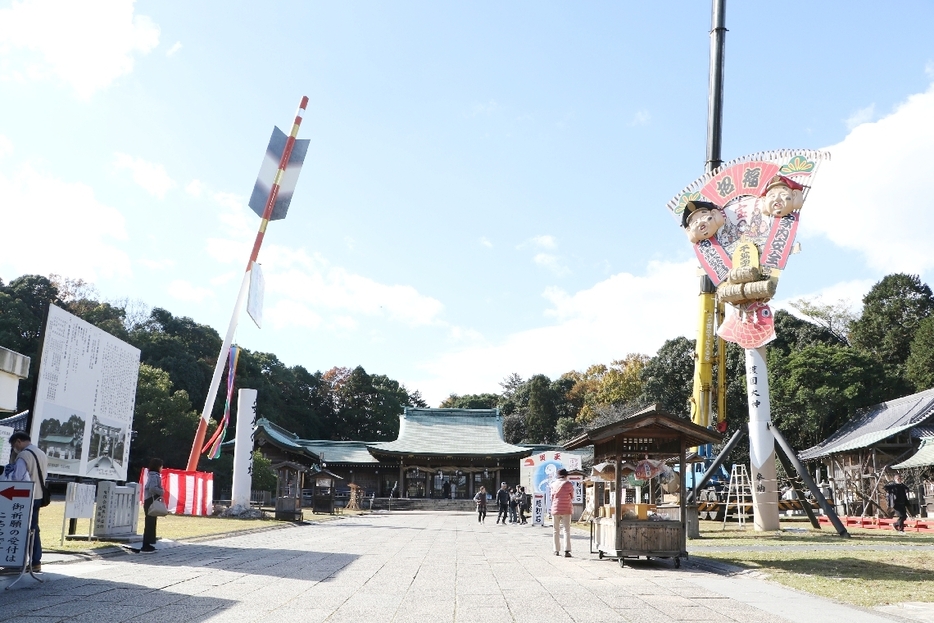 本殿への参道の両脇に並ぶ大破魔矢（左）と大熊手