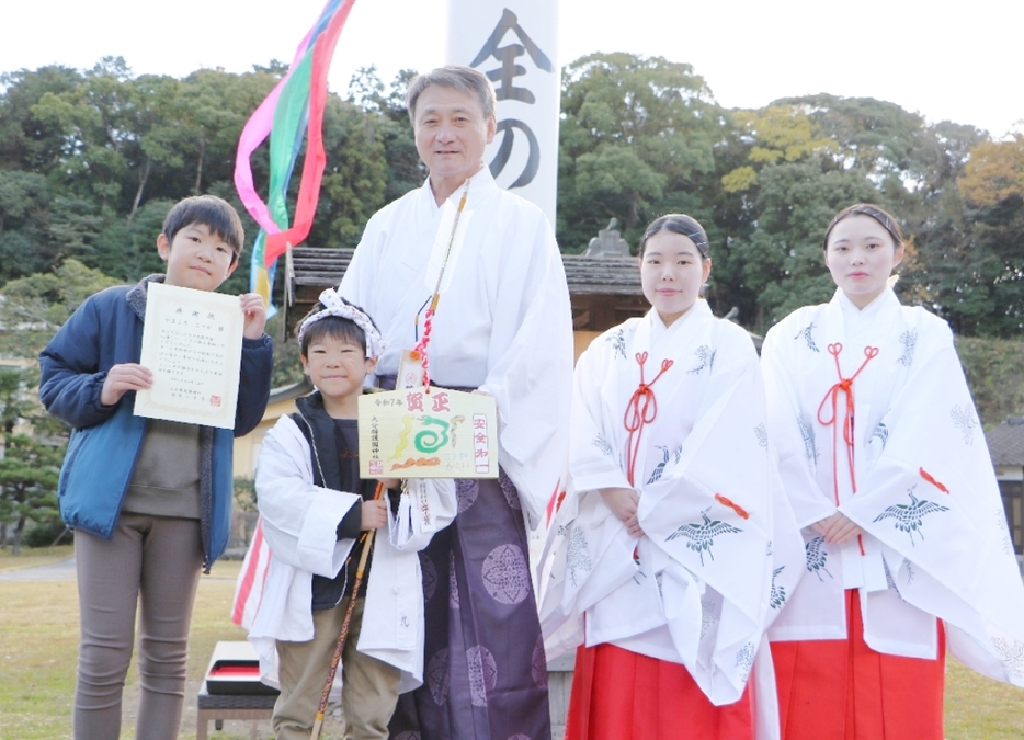 大破魔矢につるした大絵馬をデザインした山崎幸芽ちゃん（左から2人目）と県護国神社の神職ら