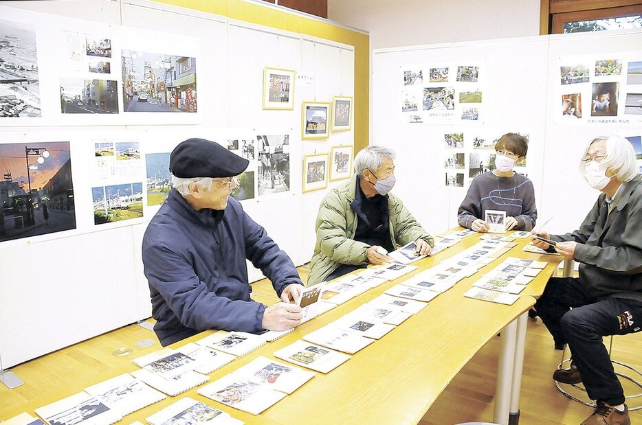 郷土の移り変わりを紹介する写真展会場