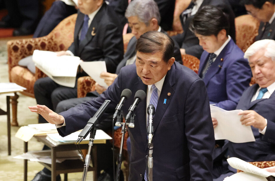 衆院予算委員会で答弁する石破茂首相＝１０日午後、国会内