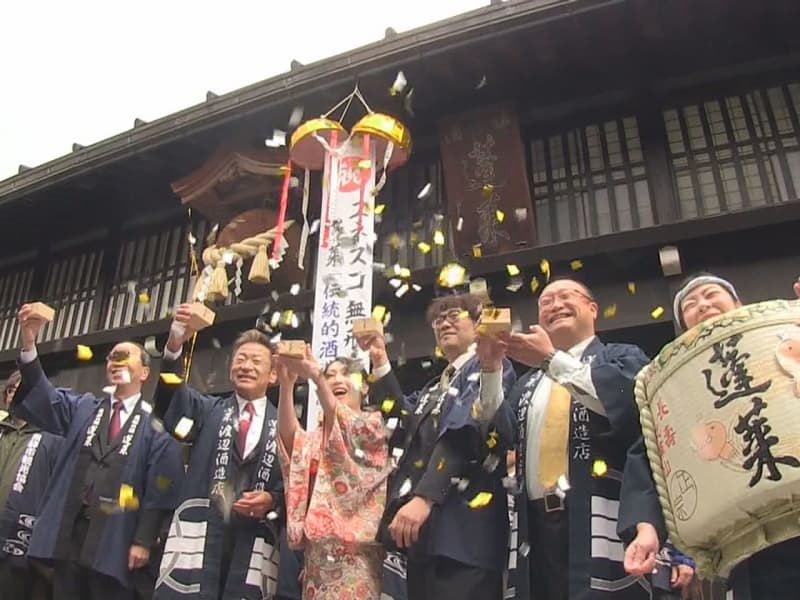 ユネスコ登録を祝う関係者ら＝５日午前、飛騨市古川町、渡辺酒造店