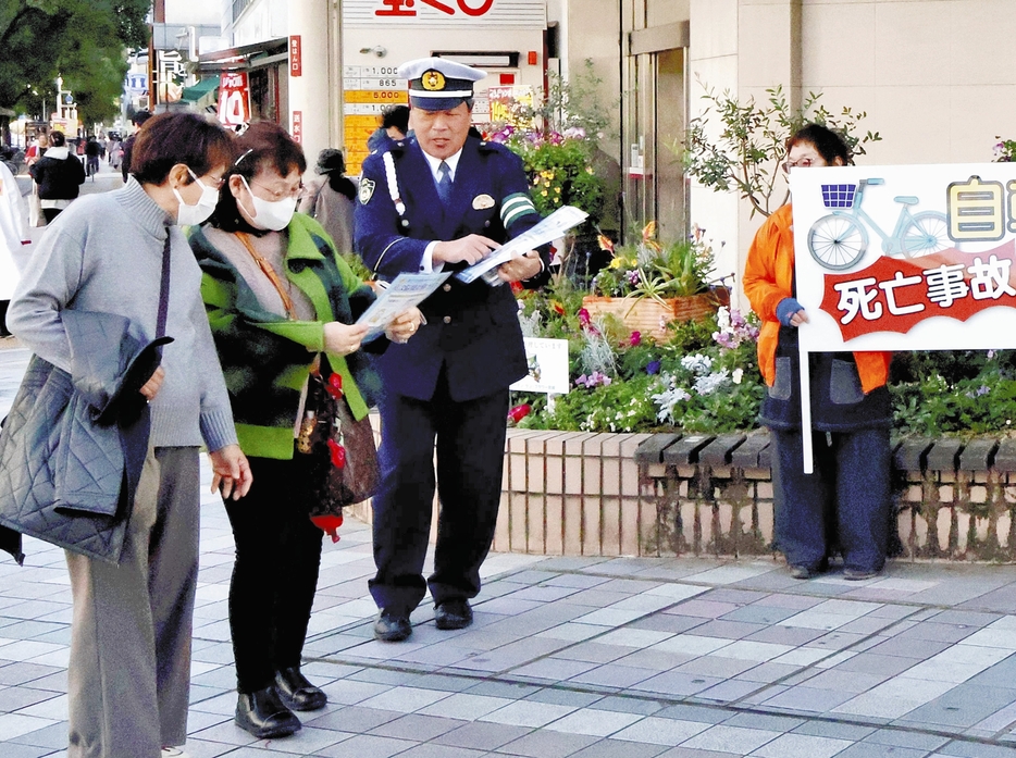 チラシを受け取る通行人ら