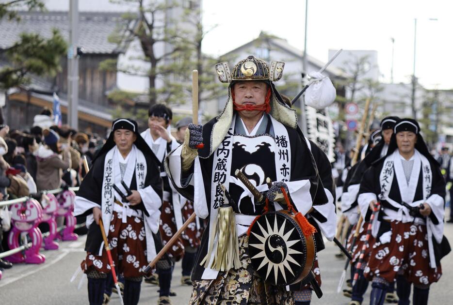 「赤穂義士祭」で四十七士に扮した市民らと練り歩く大石内蔵助役を務めた俳優の内藤剛志さん（中央）＝14日午後、兵庫県赤穂市