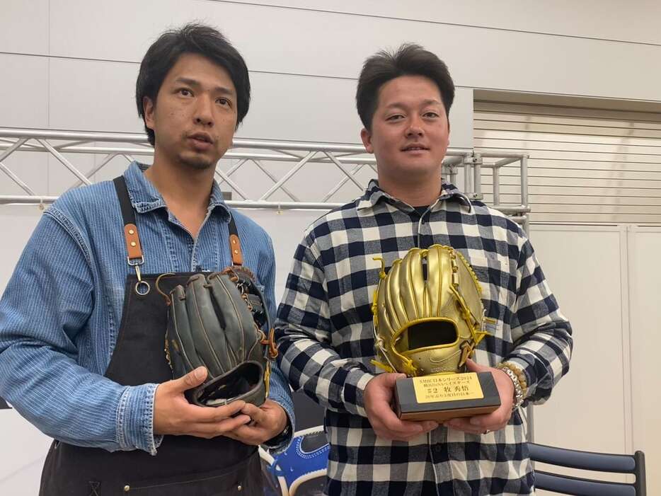 DeNA・牧秀悟内野手（右）がトークイベントに参加。アトムズのグラブ職人、上武直人氏（左）からサプライズで日本シリーズ制覇を祝した金色のグラブを受け取った