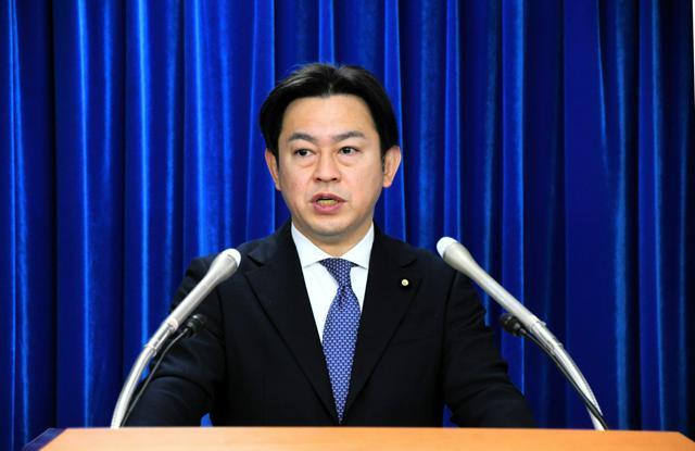 会見する福岡資麿厚生労働相=2024年12月24日、東京都千代田区、足立菜摘撮影