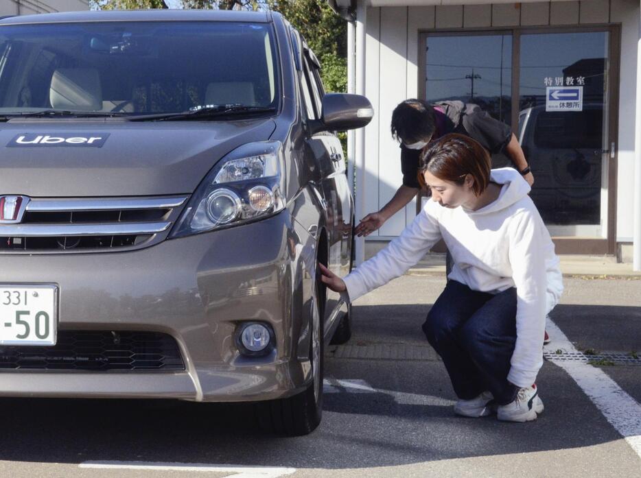 「自治体ライドシェア」のドライバー向け講習会で、自家用車の点検手順を確認する石川葵さん（手前）ら＝2024年10月、石川県加賀市