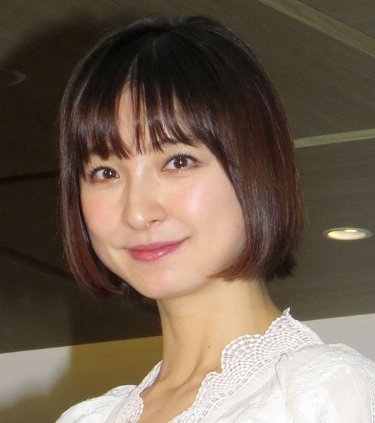 篠田麻里子（Ｃ）日刊ゲンダイ