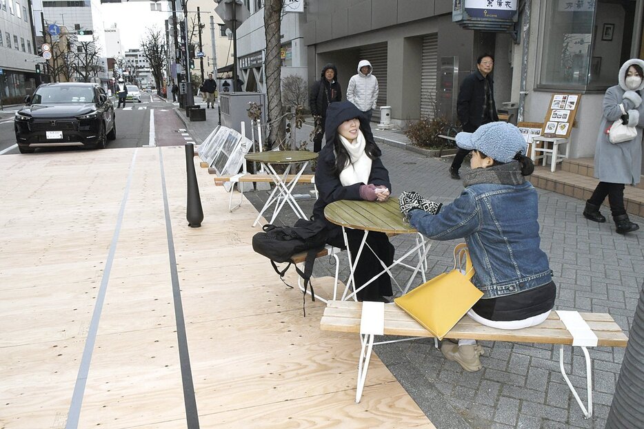 実証実験で歩道と車道の段差がなくなった大名町通り