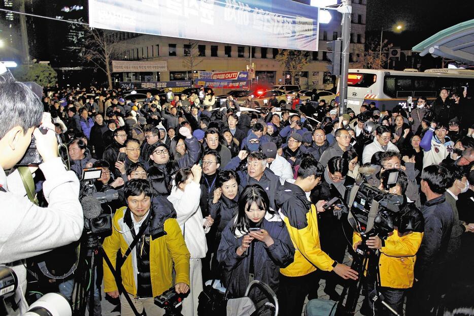 市民が集まり騒然とするソウルの国会前（4日午前0時13分）＝依田和彩撮影