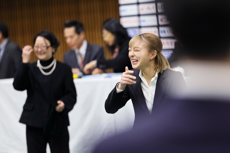 滑走順抽選に臨む坂本花織＝東和薬品ラクタブドームで2024年12月19日、吉田航太撮影