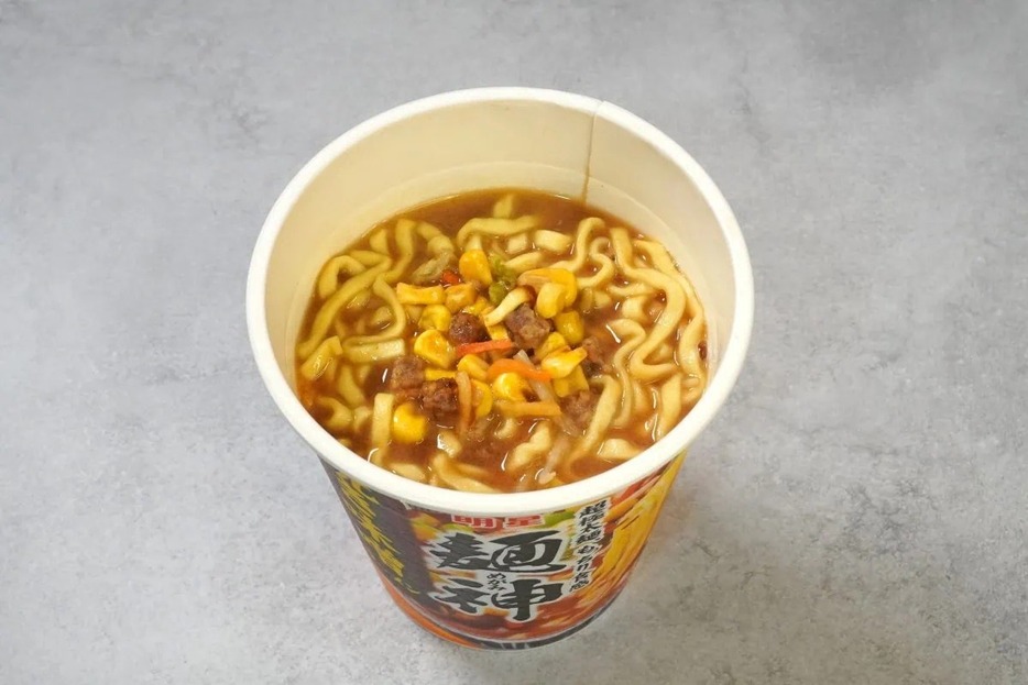 極太の縮れ麺がスープの香ばしさと甘味をバランス良く連れてくる