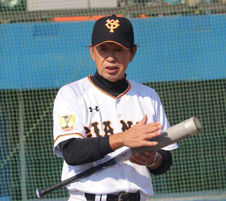 長嶋茂雄少年野球教室で野球少年に指導する巨人OBの篠塚氏（2023年11月4日）