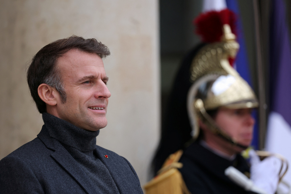 　１２月１０日、フランスのマクロン大統領（写真）は、４８時間以内に次期首相の指名を目指している。9日、パリで撮影（２０２４年　ロイター/Kevin Coombs）