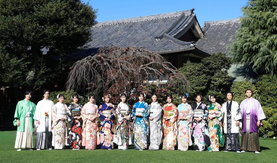 晴れ着に実を包んで笑顔のオスカー所属のタレント（撮影・金田祐二）