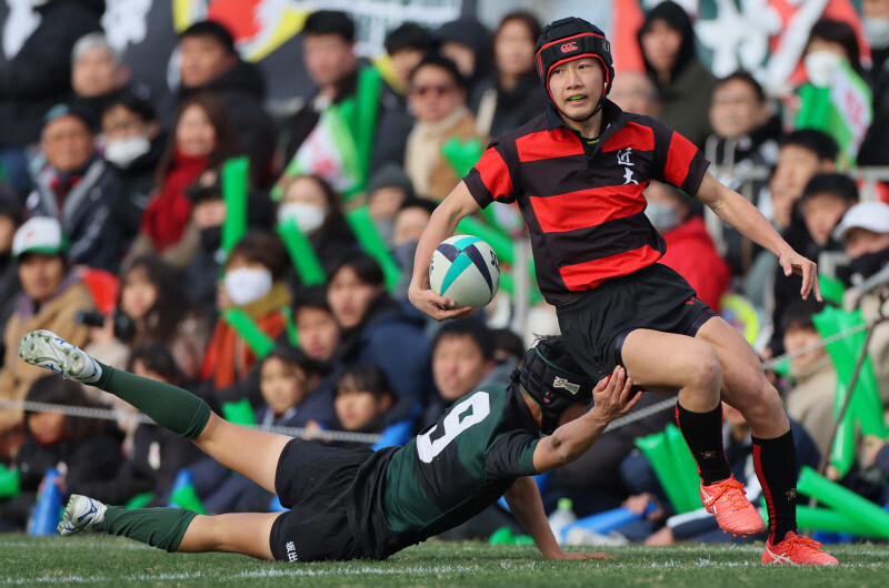 【近大和歌山－坂出第一】前半、相手タックルをかわして近大和歌山の伊藤吏雄がトライ＝東大阪市花園ラグビー場で2024年12月28日、長澤凜太郎撮影