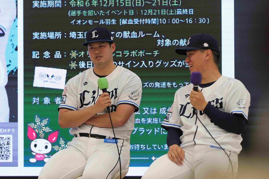 献血啓発イベントに登場した西武・渡辺勇太朗投手（左）と杉山遙希投手（カメラ・大中　彩未）