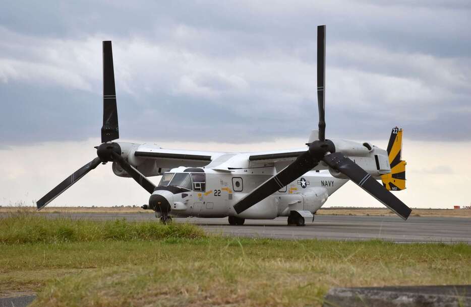 奄美空港に駐機し続ける米海軍輸送機ＣＭＶ２２オスプレイ＝５日午後４時１０分ごろ、奄美市笠利の同空港