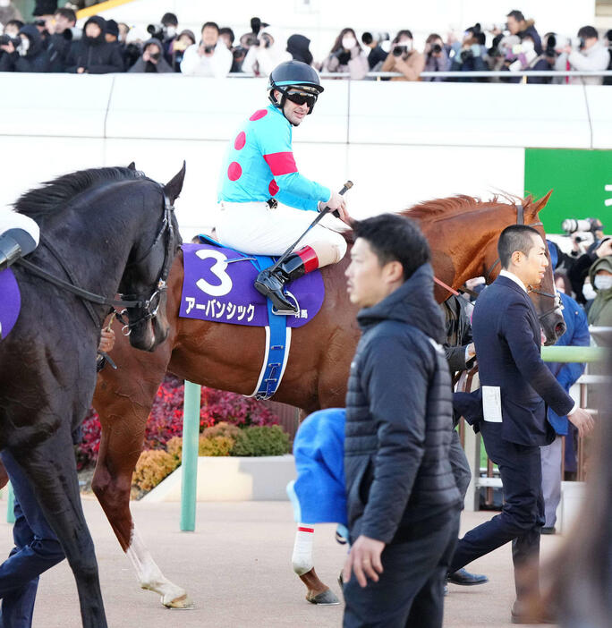 有馬記念で6着となったアーバンシックとルメール騎手（撮影・江口和貴）