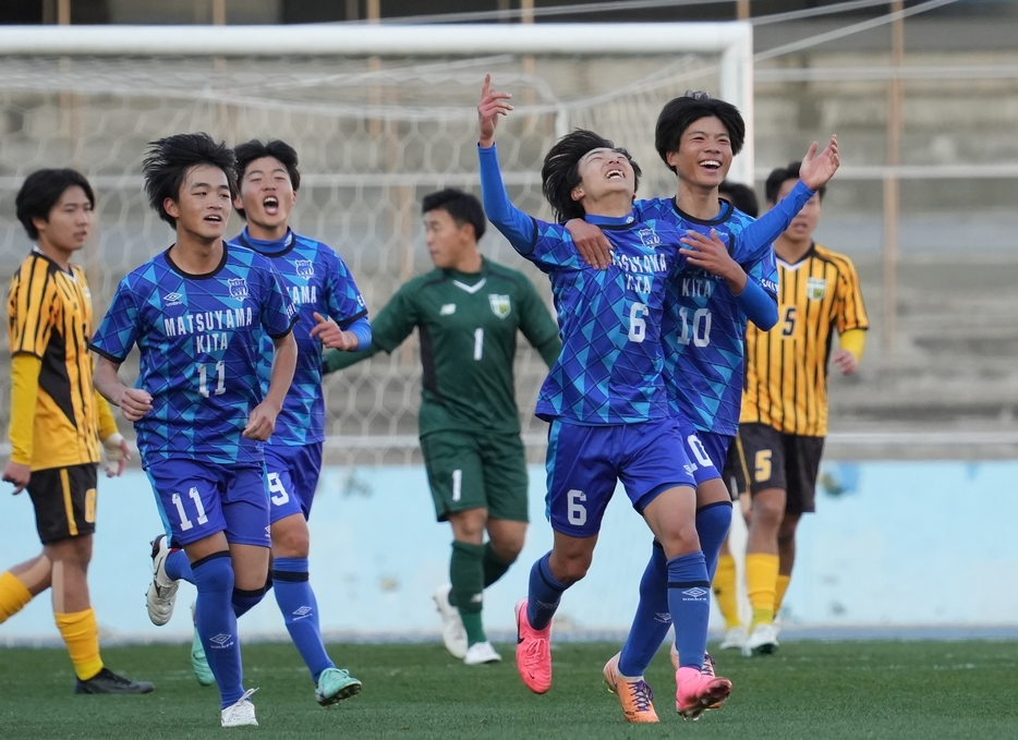 力強いプレーで決勝点をスコアした松山北の6番、川口絢三（写真◎近藤俊哉）