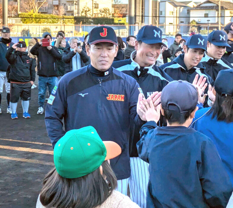 野球教室で特別講師を務めた井端監督は子供たちとハイタッチ